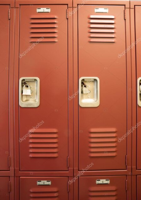 Pasillo de campus con cámaras de seguridad